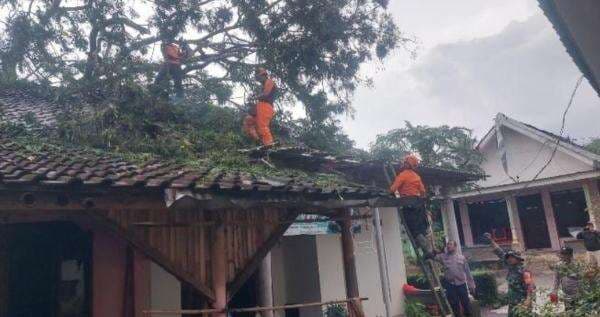 Cuaca Ekstrem Terjang Jabar dan Jatim, Puluhan Rumah Rusak