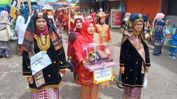Tingkuluak Katia, Kain Kuno 200 Tahun yang Jadi Mahkota Festival Seni Tabek Panjang 2025