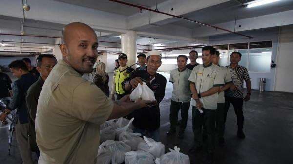 Tunjungan Plaza dan LMI Salurkan 700 Kantong Daging Kurban, Ratusan Karyawan Dapat Daging