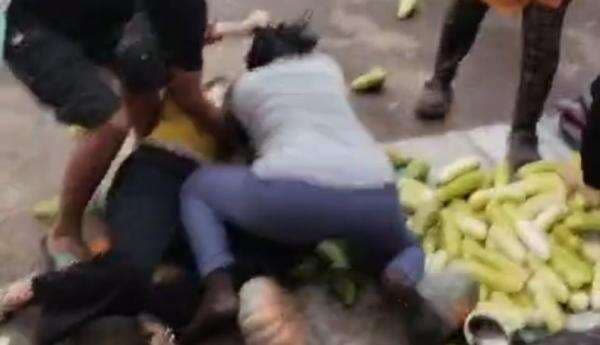 Viral Baku Hantam Emak-emak Sesama Pedagang Sayur di Pasar Minasa Maupa Gowa