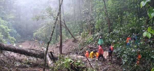 Mengerikannya Longsor di Jalur Wisata Pacet Mojokerto