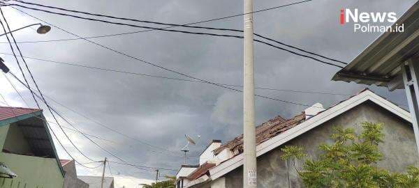 Awan Gelap Menutupi Langit Polewali, Cuaca Saat Ini Tak Bisa Diprediksi