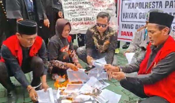 Sidang Aktivis Pati Ricuh! Massa AMPB Bakar Berkas BAP di Depan Pengadilan Negeri