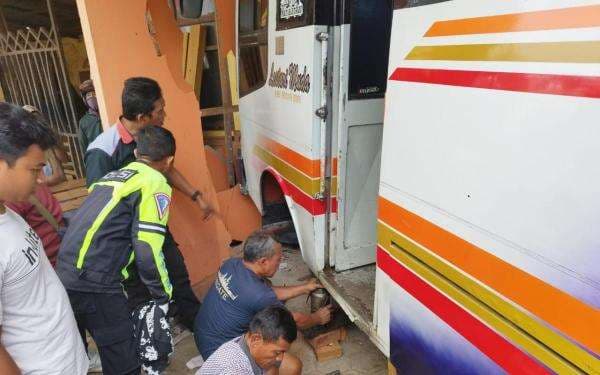 Video: Kecelakaan Maut Bus PO Lestari Tabrak Sepeda Motor di Karangmoncol Randudongkal, 2 Tewas
