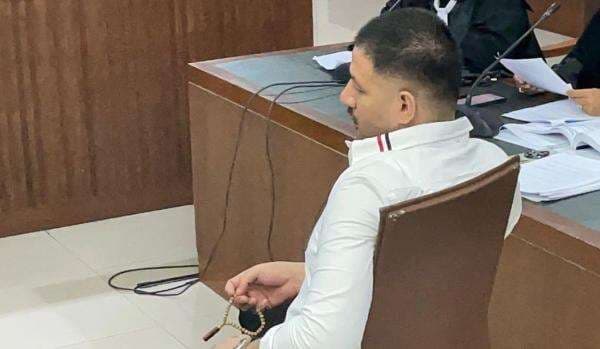 Makin Religius, Ammar Zoni Genggam Tasbih Terus Berdzikir Sepanjang Sidang