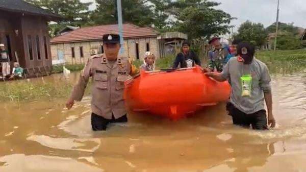 Banjir Meningkat, Puluhan Warga Banjar Mengungsi ke Dataran Tinggi Banjir Meningkat, Puluhan Warga Banjar Mengungsi ke Dataran Tinggi