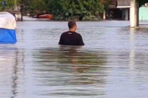 Sudah 10 Hari Banjir Rendam Karawang, Ketinggian Air Masih 1,5 Meter di Telukjambe Barat
