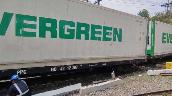 Kereta Barang Anjlok di Surabaya, 4 Gerbong Keluar Rel