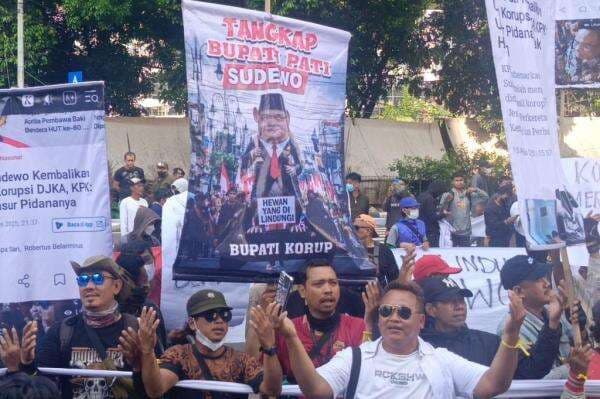 Warga Pati Ramai-ramai Datangi KPK, Teriak Tangkap Sudewo!