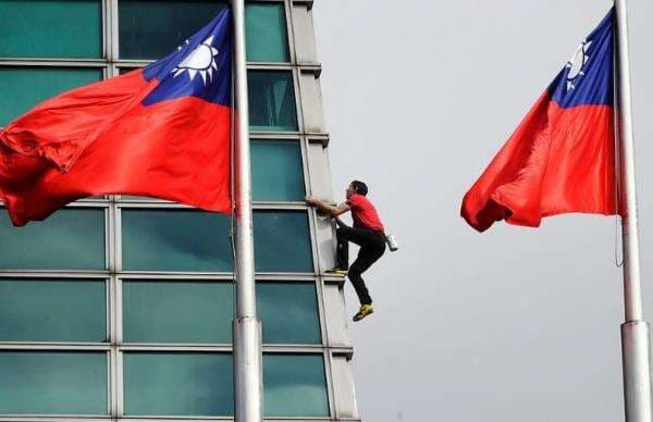 Tegang! Pemanjat Tebing Taklukkan Gedung Taipei 101 Setinggi 500 Meter Tanpa Tali Pengaman