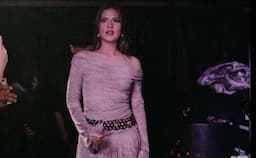 3 Gaya OOTD Raisa Saat Manggung Pakai Rok Mini hinga Denim