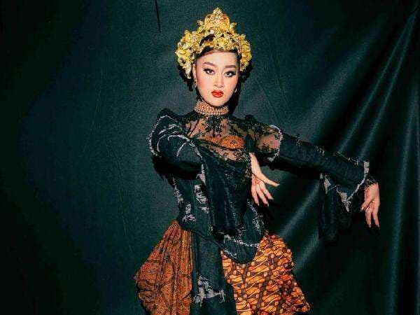 Profil Aisha Retno, Penyanyi Malaysia Keturunan Indonesia yang Viral gegara Batik!