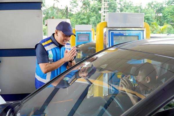 Tebar Bingkisan di GT Cililitan saat Hari Pelanggan Nasional 2025, Jasa Marga Hadirkan Digitalisasi Layanan