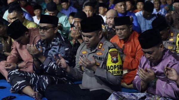 Warga Lingga Sambut 2025 dengan Doa Bersama dan Tradisi Makan Berhidang