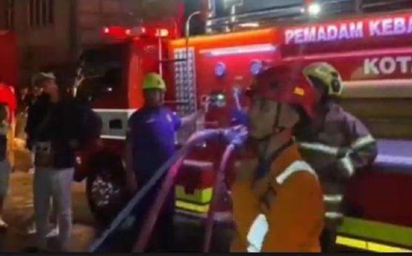 Minimarket di Makassar Terbakar saat Malam Tahun Baru, Warga Panik