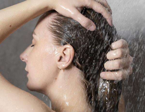 Tren Kecantikan Baru, Keramas Pakai Metode &lsquo;Shampoo Sandwich&rsquo; Bisa Bikin Rambut Lembut