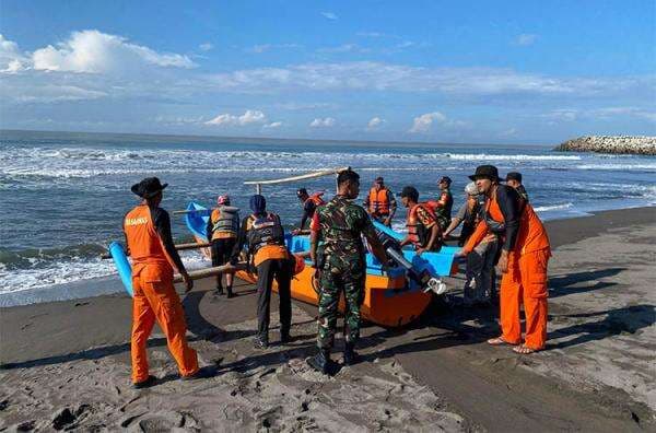 3 Perahu Jukung Diterjunkan Cari Jasad Nelayan Kulonprogo yang Tenggelam