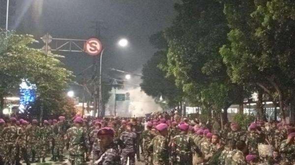 Ditembaki Pakai Gas Air Mata, Demonstran Kocar Kacir ke Arah Halte Transjakarta Kwitang