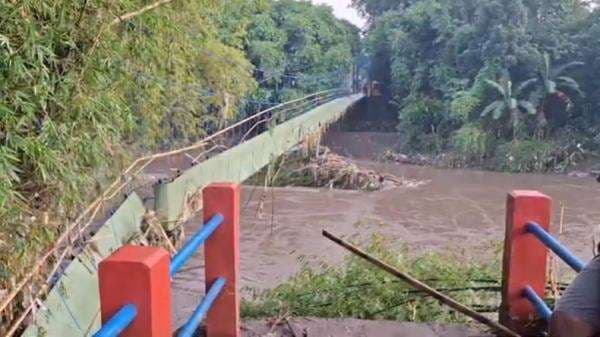 Jembatan Gantung Penghubung 3 Desa di Jember Putus Diterjang Banjir Jembatan Gantung Penghubung 3 Desa di Jember Putus Diterjang Banjir
