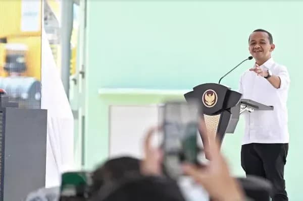 Bahlil Lantik Mantan Jaksa Rilke Jeffri Huwae Jadi Dirjen Penegakan Hukum