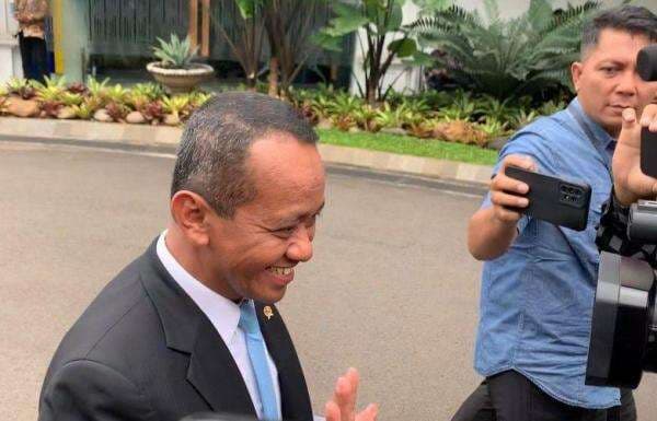 Reaksi Bahlil Usai UI Minta Revisi Disertasi: Saya Mahasiswa Ikut Keputusan Reaksi Bahlil Usai UI Minta Revisi Disertasi: Saya Mahasiswa Ikut Keputusan