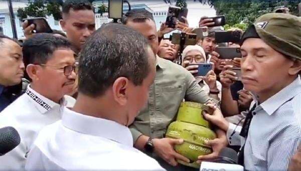 Momen Bahlil Disemprot Warga Gegara Gas LPG 3 Kg: Pakai Logika Pak! Jangan Buat Kami Susah