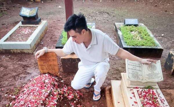 Baim Wong Ziarah ke Makam sang Ibu: Aku Masih Rapuh Mah