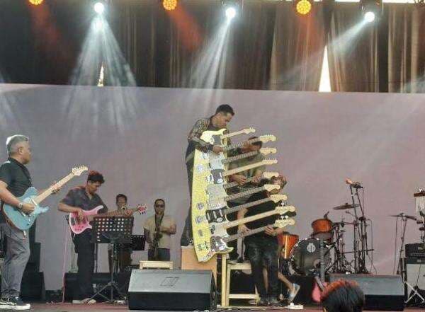 Bikin Takjub, Balawan Mainkan Gitar 9 Neck di Java Jazz Festival 2025