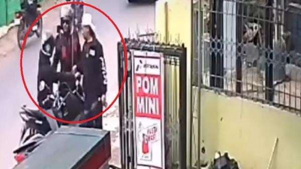 2 Bang Jago Keroyok Pegawai Minimarket di Bandung Terekam CCTV, Kini Ditangkap Polisi