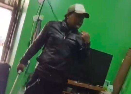 Minta THR Tak Digubris, Bang Jago di Bandung Ngamuk Bawa Golok Rusak Rumah Pemilik Usaha
