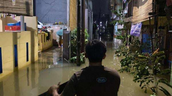 BPBD Jakarta: 16 RT Masih Tergenang Banjir Hingga Malam Ini, Ratusan Warga Mengungsi BPBD Jakarta: 16 RT Masih Tergenang Banjir Hingga Malam Ini, Ratusan Warga Mengungsi