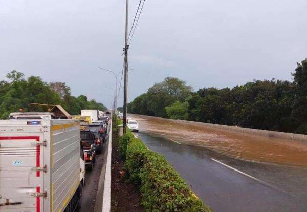 2 Pompa Dikerahkan Sedot Banjir di Tol Jakarta-Tangerang