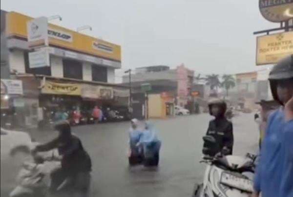 Banjir Rendam Jalan Raya Jatiwaringin Pondok Gede, Sejumlah Motor Mogok