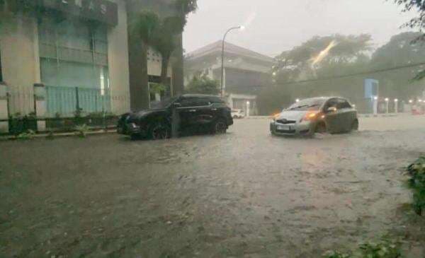 Banjir Rendam Kawasan Kantor Bupati Lebak Usai Diguyur Hujan