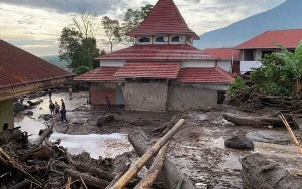 Banjir Bandang Terjang 3 Kabupaten di Sumbar, Basarnas Padang Sebut Korban Meninggal 37 Orang