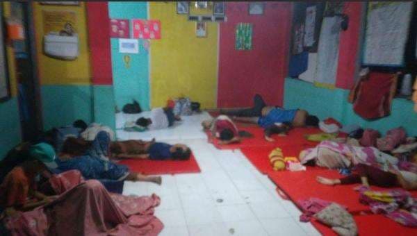 Rumahnya Banjir, Ribuan Warga di Karawang Jalankan Puasa di Pengungsian