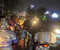 Banjir Genangi Jalan Aria Putra Ciputat, Arus Lalu Lintas Macet Parah