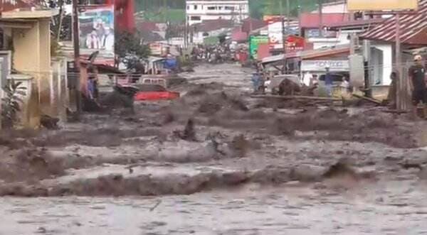 Banjir Lahar Dingin Marapi, 3 Rumah Hanyut, 8 Orang Dilarikan ke Rumah Sakit