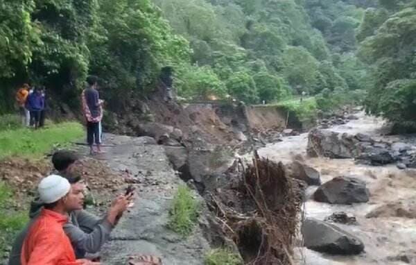 Banjir Sumbar Putus Jalur Padang-Bukittinggi, Warga Diminta Cari Jalur Alternatif