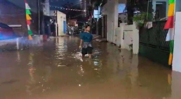 Kawasan Kembangan Jakbar Diterjang Banjir Kiriman dari Bogor