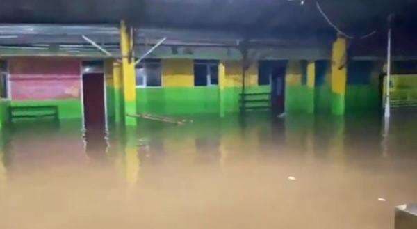 Banjir Terjang Pesantren Arafah Bogor, Santri Terluka Terseret Arus