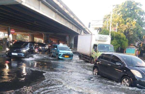 Banjir di Puri Kembangan Jakbar, Lalu Lintas Macet!