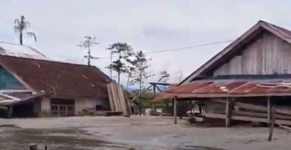 Banjar Bandang Tenggelamkan 4 Desa di Luwu Utara, Akses Jalan Terputus