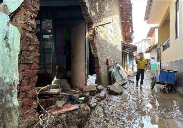 Tanggul Sungai Cigede Jebol, Ratusan KK di Bandung Terendam Banjir
