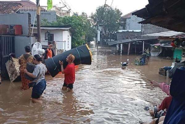 Banjir Kiriman Luapan Ciliwung Meluas Jadi 38 RT, 30 Jiwa di Kampung Melayu Mengungsi