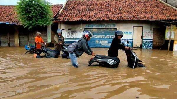 Jalur Cirebon-Indramayu Terendam Banjir Bak Lautan, Puluhan Motor Mogok