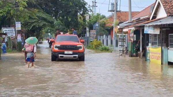 Banjir Landa 4 Desa di Brebes, Ratusan Rumah Terendam hingga Sejumlah Motor Mogok
