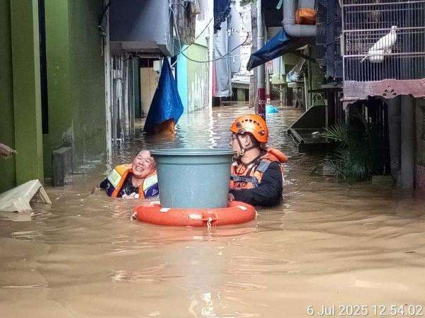 Update Banjir Jakarta: 141 RT dan 7 Ruas Jalan Masih Terendam