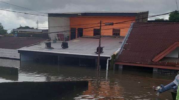Banjir Setinggi Atap Rumah Warga Landa Maros, Jalur Trans Sulawesi Lumpuh Total