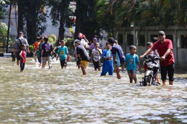 Update Banjir Jakarta: 6 RT Masih Terendam, Ketinggian Air Capai 1,2 Meter